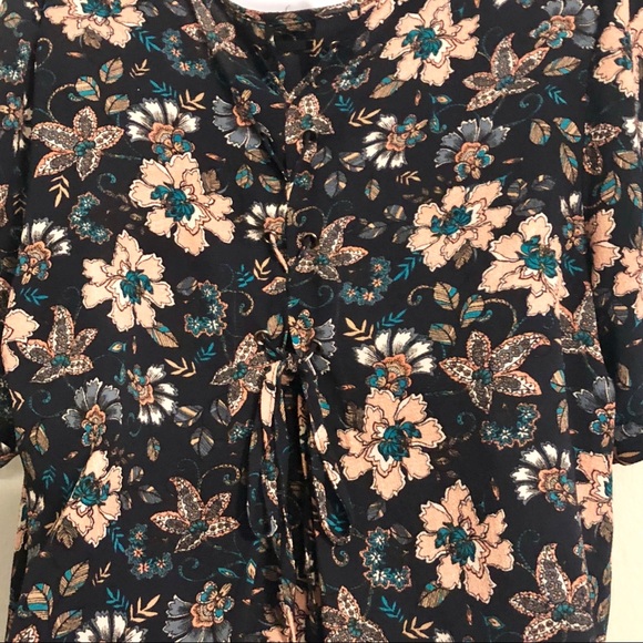 ๐HP๐ NWOT Floral top w/ lace up back - Picture 7 of 7